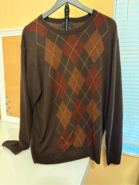Dockers Men's Brown Crewneck Argyle Sweater with Rust and Tan Diamonds